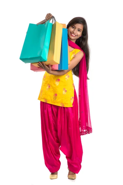 Vacker Indisk Ung Flicka Som Håller Och Poserar Med Shoppingväskor — Stockfoto
