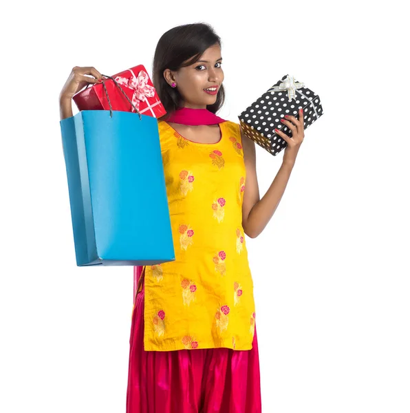 Een Mooie Vrouw Poseren Met Een Boodschappentas Cadeaudoosjes Een Witte — Stockfoto