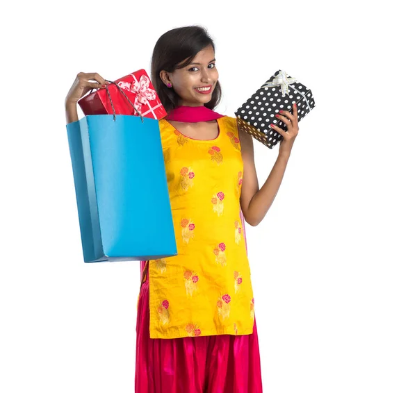 Eine Schöne Frau Posiert Mit Einkaufstasche Und Geschenkschachteln Auf Weißem — Stockfoto