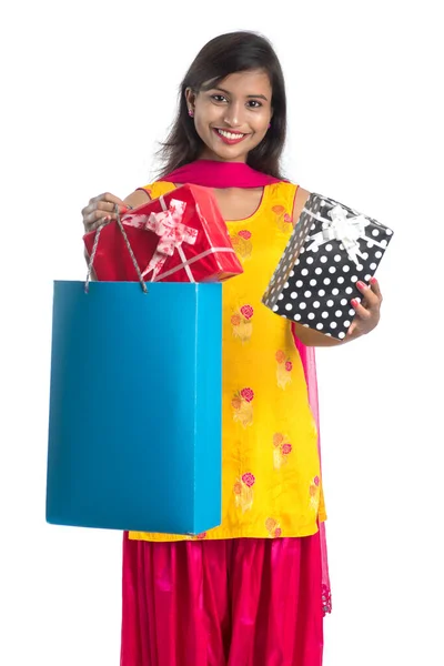 Красива Жінка Позує Сумкою Покупок Подарунковими Коробками Білому Тлі — стокове фото