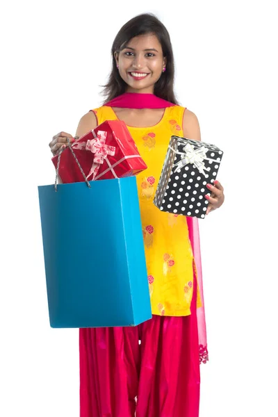 Een Mooie Vrouw Poseren Met Een Boodschappentas Cadeaudoosjes Een Witte — Stockfoto