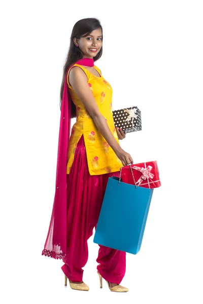 Una Hermosa Mujer Posando Con Una Bolsa Compras Cajas Regalo — Foto de Stock