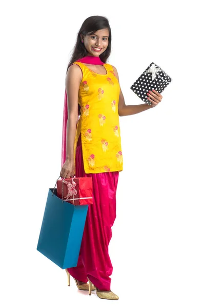 白い背景にショッピングバッグやギフトボックスを身に着けている美しい女性 — ストック写真