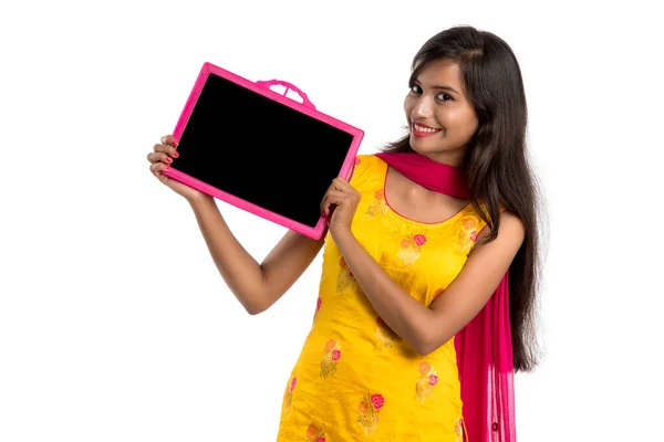 Όμορφη Νεαρή Κοπέλα Κρατώντας Και Δείχνοντας Κάτι Ένα Chalkboard Σχιστόλιθο — Φωτογραφία Αρχείου