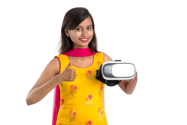 Ινδική Παραδοσιακή Νεαρή Κοπέλα Που Κατέχουν Και Δείχνει Συσκευή Εικονικής — Φωτογραφία Αρχείου