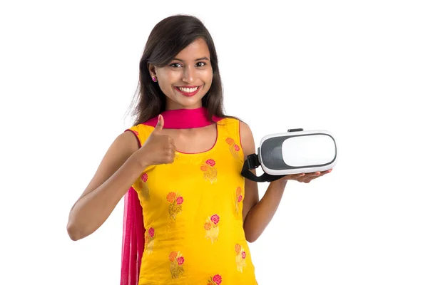 印度传统女孩手持和展示Vr设备 Vr盒 护目镜 3D虚拟现实眼镜耳机 白色背景的女孩与现代成像未来技术 — 图库照片