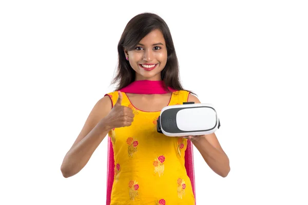 Ινδική Παραδοσιακή Νεαρή Κοπέλα Που Κατέχουν Και Δείχνει Συσκευή Εικονικής — Φωτογραφία Αρχείου