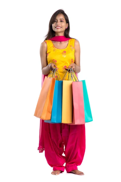 Hermosa Joven India Sosteniendo Posando Con Bolsas Compras Sobre Fondo — Foto de Stock