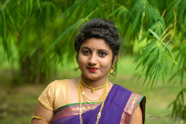 Indian Traditional Vacker Ung Flicka Saré Poserar Utomhus — Stockfoto