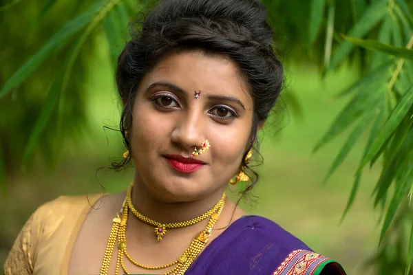 Indiaas Traditioneel Mooi Jong Meisje Saree Poseren Buiten — Stockfoto