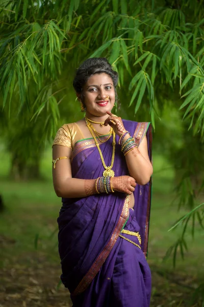 Indiana Tradicional Bela Menina Bonita Saree Posando Livre — Fotografia de Stock