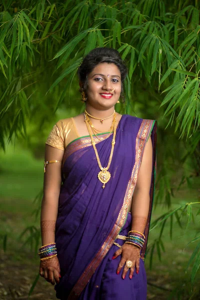 Ινδική Παραδοσιακά Όμορφη Νεαρή Κοπέλα Σάρι Ποζάρουν Εξωτερικούς Χώρους — Φωτογραφία Αρχείου