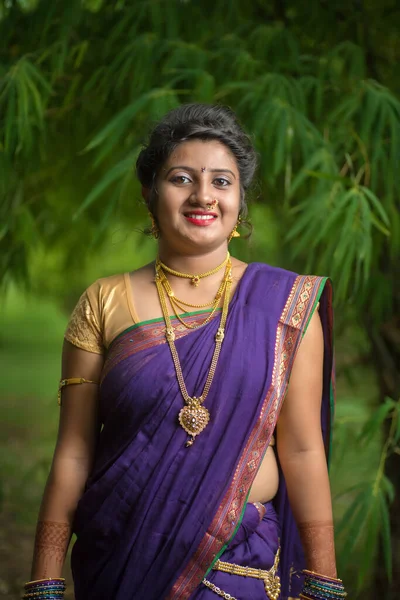 Indiana Tradicional Bela Menina Bonita Saree Posando Livre — Fotografia de Stock