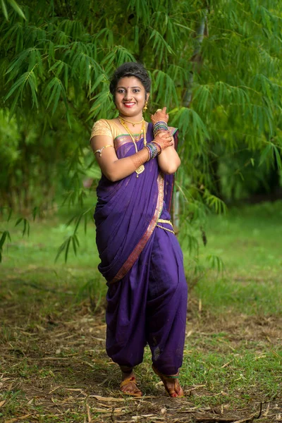 Indien Belle Jeune Fille Dans Traditionnel Saree Posant Extérieur — Photo