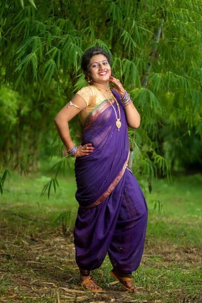 India Hermosa Joven Tradicional Saree Posando Aire Libre — Foto de Stock