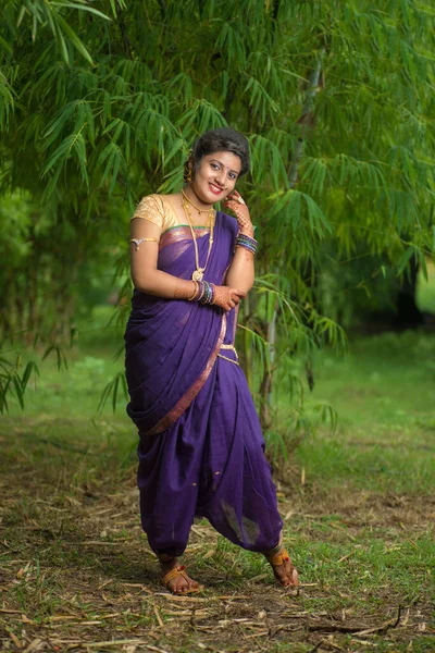Ινδική Όμορφη Νεαρή Κοπέλα Παραδοσιακό Σάρι Ποζάρουν Εξωτερικούς Χώρους — Φωτογραφία Αρχείου