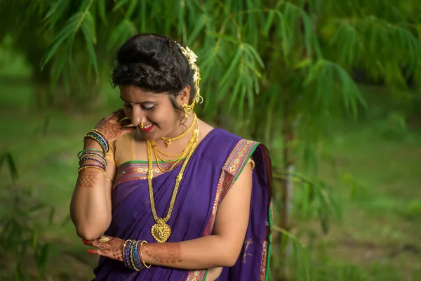 Indiaas Traditioneel Mooi Jong Meisje Saree Poseren Buiten — Stockfoto