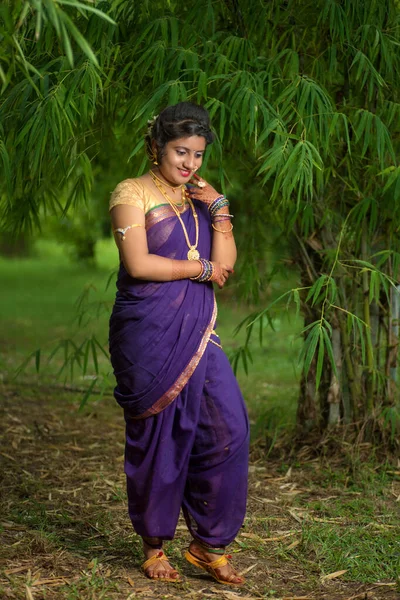 Indiaas Mooi Jong Meisje Traditioneel Saree Poseren Buiten — Stockfoto