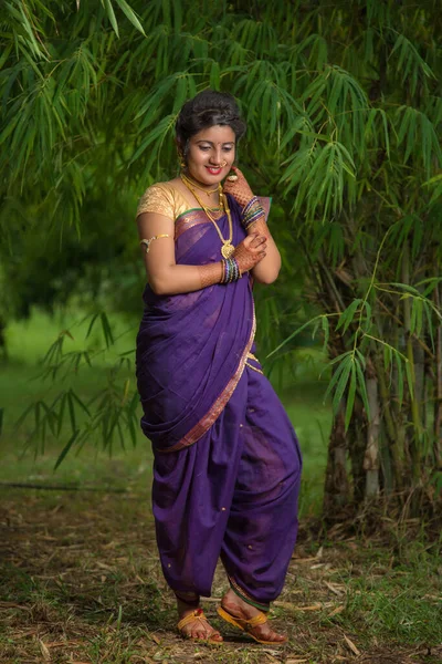 Indian Beautiful Young Girl Traditional Saree Posing Outdoors — Stock Photo, Image