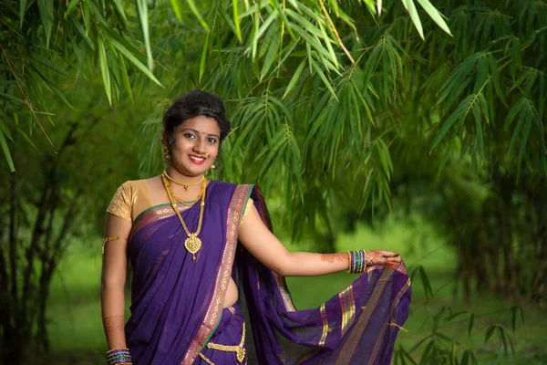 Indian Traditional Beautiful Young Girl Saree Posing Outdoors — Stock Photo, Image