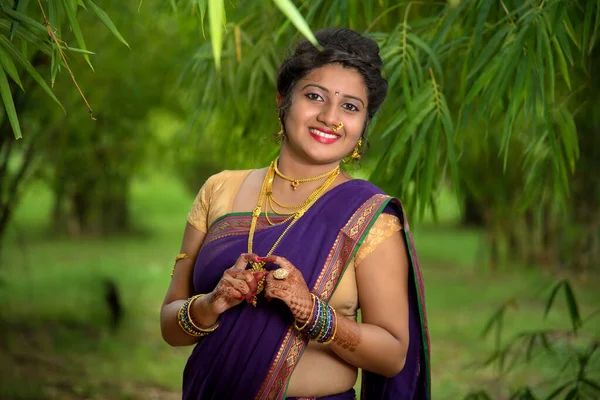 Indický Tradiční Krásná Mladá Dívka Saree Pózování Venku — Stock fotografie