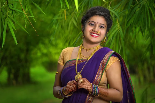 India Tradicional Hermosa Chica Joven Saree Posando Aire Libre — Foto de Stock