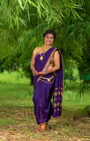 Indiaas Mooi Jong Meisje Traditioneel Saree Poseren Buiten — Stockfoto