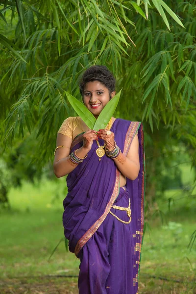 Indisch Schöne Junge Mädchen Traditionellen Saree Posiert Freien — Stockfoto