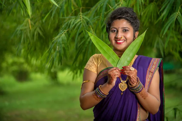 Indiai Hagyományos Gyönyörű Fiatal Lány Szári Pózol Szabadban — Stock Fotó