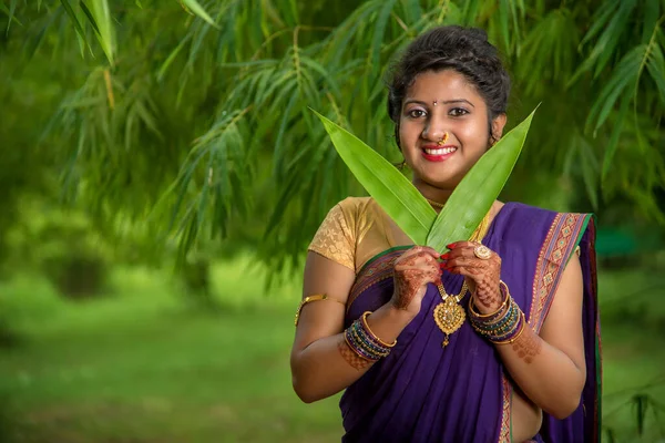 Indian Traditional Beautiful Young Girl Saree Posing Outdoors — Stock Photo, Image