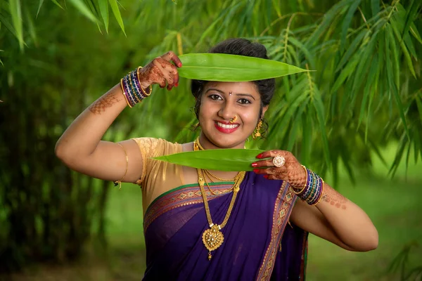 印度传统美丽的小女孩在外面摆姿势 — 图库照片
