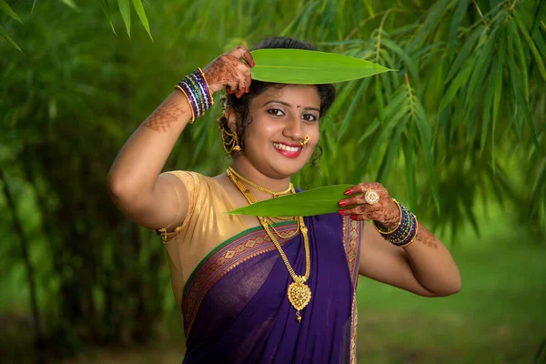 Traditionelle Indische Schöne Junge Mädchen Sari Posieren Freien — Stockfoto