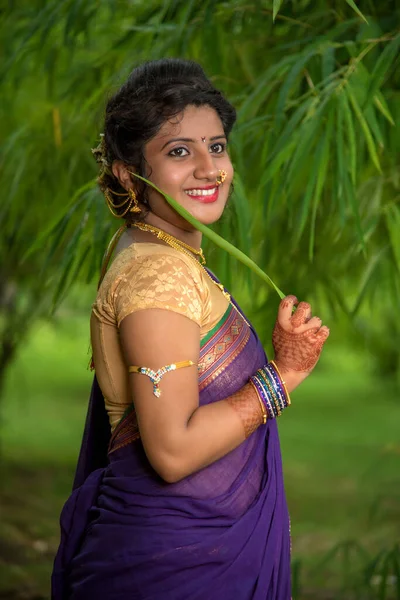 Indiaas Traditioneel Mooi Jong Meisje Saree Poseren Buiten — Stockfoto