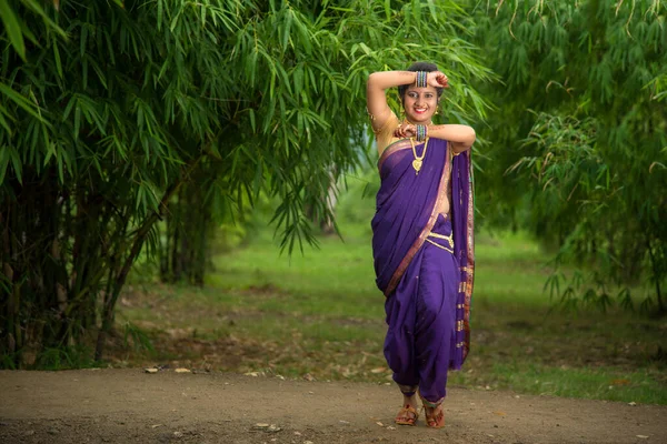 Indian Piękna Młoda Dziewczyna Tradycyjnym Saree Pozowanie Zewnątrz — Zdjęcie stockowe