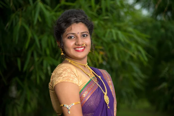 Indiana Tradicional Bela Menina Bonita Saree Posando Livre — Fotografia de Stock