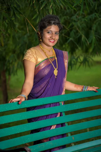 Hermosa Joven India Tradicional Saree Posando Aire Libre —  Fotos de Stock