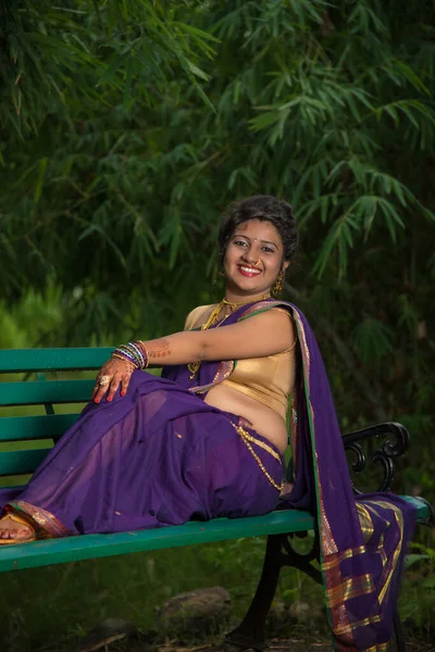 Hermosa Joven India Tradicional Saree Posando Aire Libre —  Fotos de Stock