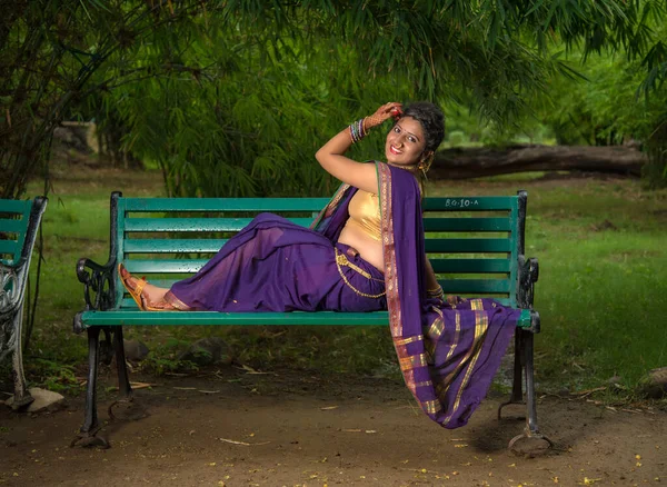 Hermosa Joven India Tradicional Saree Posando Aire Libre — Foto de Stock