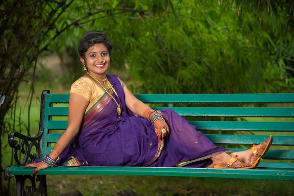 美丽的印度少女 穿着传统的萨莱装 站在户外 — 图库照片