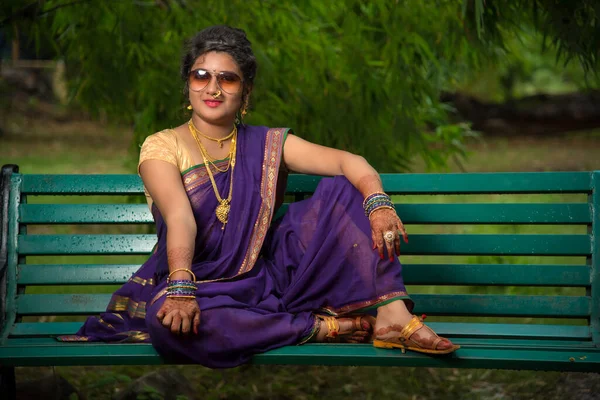 美しいですインドの若いです女の子で伝統的なセーフポーズ屋外 — ストック写真
