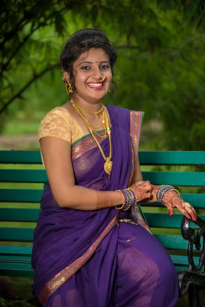 Belle Jeune Fille Indienne Saree Traditionnelle Posant Plein Air — Photo