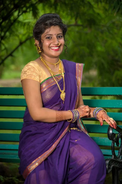 Όμορφη Ινδική Νεαρή Κοπέλα Παραδοσιακό Σάρι Ποζάρουν Εξωτερικούς Χώρους — Φωτογραφία Αρχείου