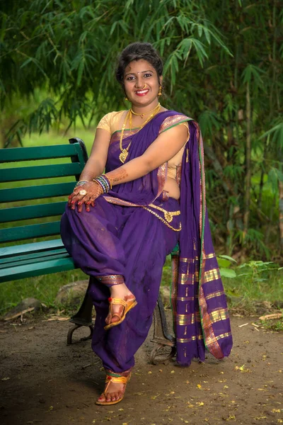 Hermosa Joven India Tradicional Saree Posando Aire Libre —  Fotos de Stock