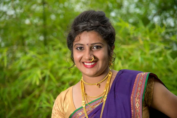 Indiana Tradicional Bela Menina Bonita Saree Posando Livre — Fotografia de Stock