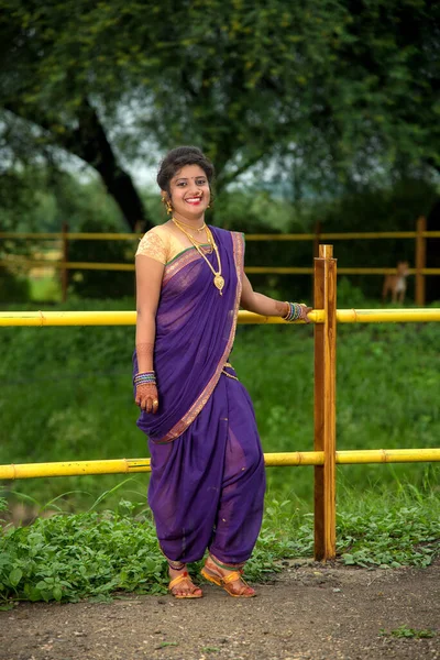 Vacker Indisk Ung Flicka Traditionell Saree Poserar Utomhus — Stockfoto