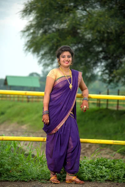 Schöne Indische Junge Mädchen Traditionellen Saree Posiert Freien — Stockfoto