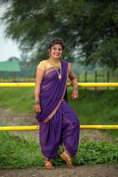 Schöne Indische Junge Mädchen Traditionellen Saree Posiert Freien — Stockfoto