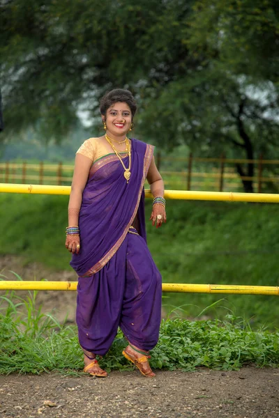 Hermosa Joven India Tradicional Saree Posando Aire Libre — Foto de Stock