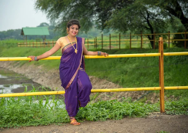 Gyönyörű Indiai Fiatal Lány Hagyományos Száriban Pózol Szabadban — Stock Fotó