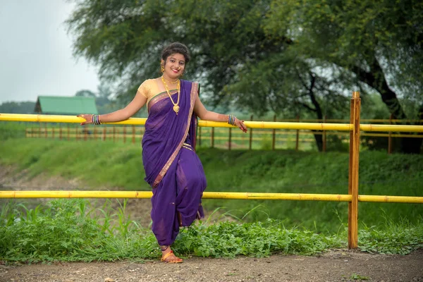 Geleneksel Saree Deki Güzel Hintli Genç Kız Dışarıda Poz Veriyor — Stok fotoğraf
